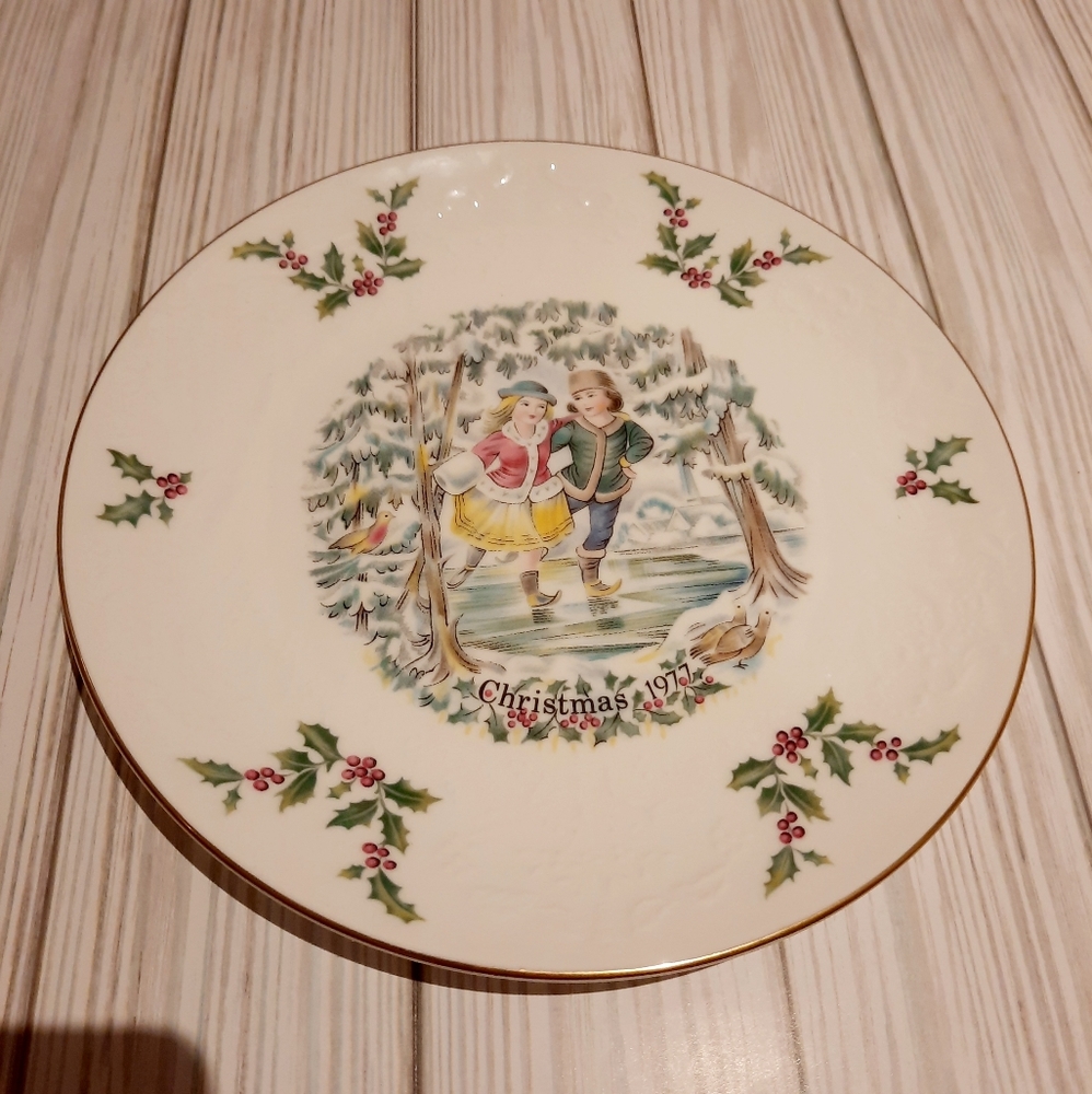 Royal Doulton 1977 Christmas Plate